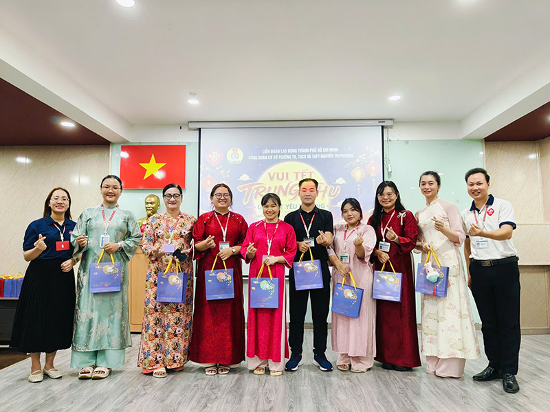 Công đoàn trường Nguyễn Tri Phương trao gửi yêu thương mùa Trung thu 2026