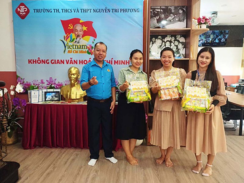 Công đoàn trao quà nhân dịp Tết Trung Thu 2023