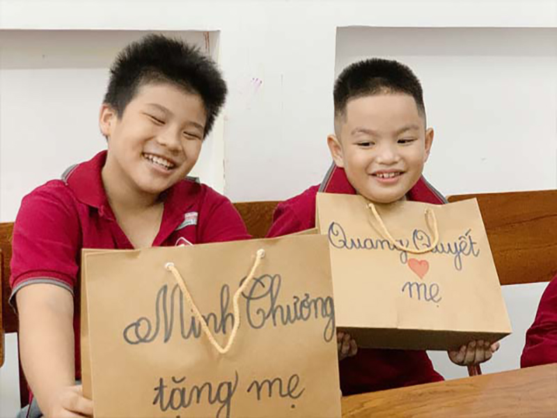 Khoảnh khắc yêu thương phụ nữ Việt Nam 20-10