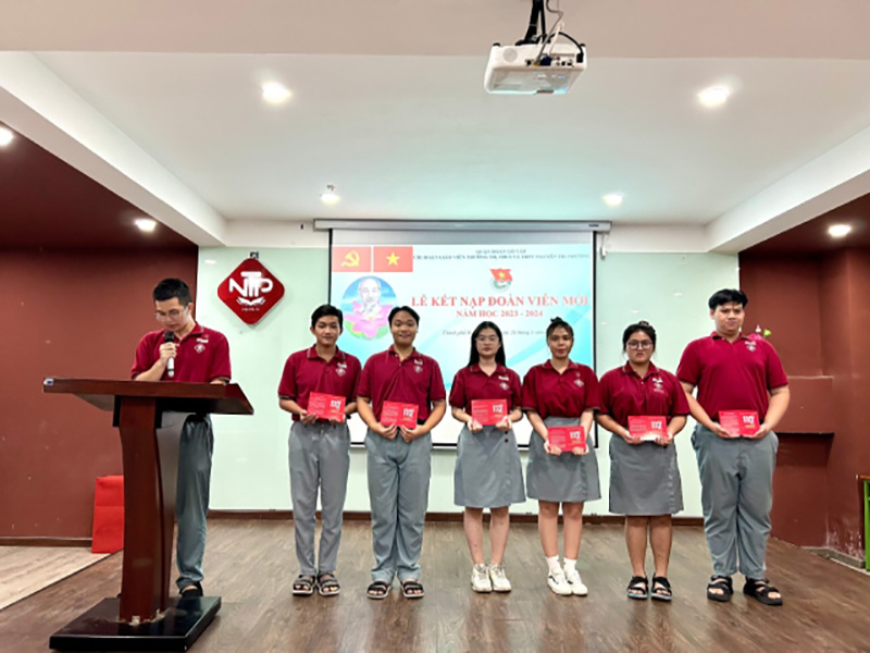 Lễ kết nạp đoàn viên mới năm học 2023 - 2024